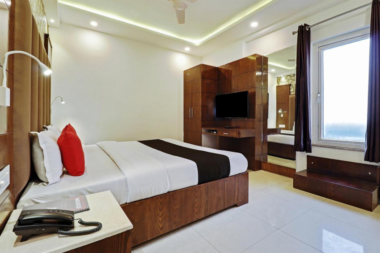 होटल Capital O 2242 Yuvraj Deluxe 3*
